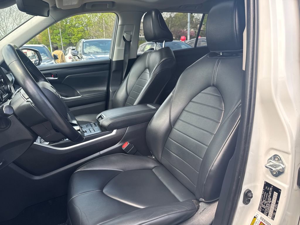 Used 2021 Toyota Highlander XLE AWD/4WD image 17