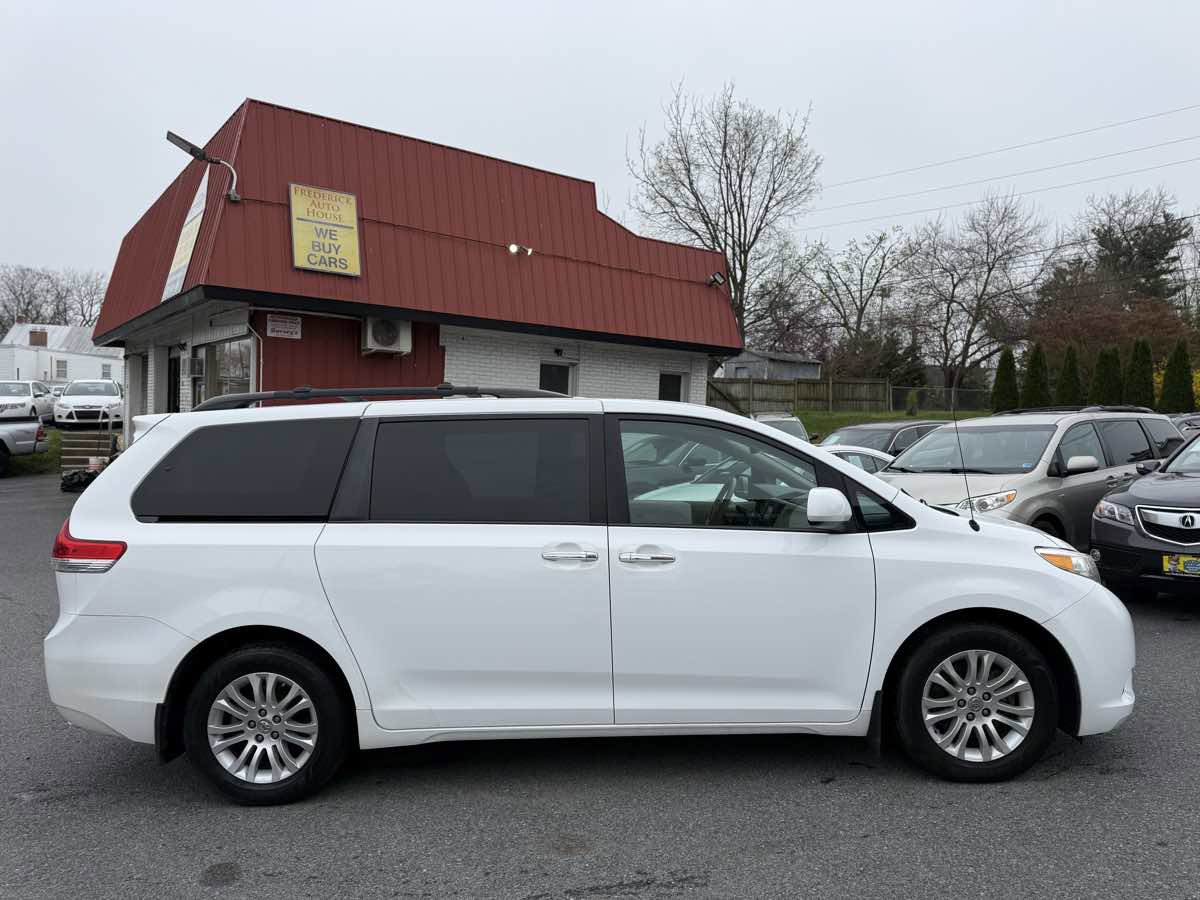Used 2013 Toyota Sienna XLE image 8