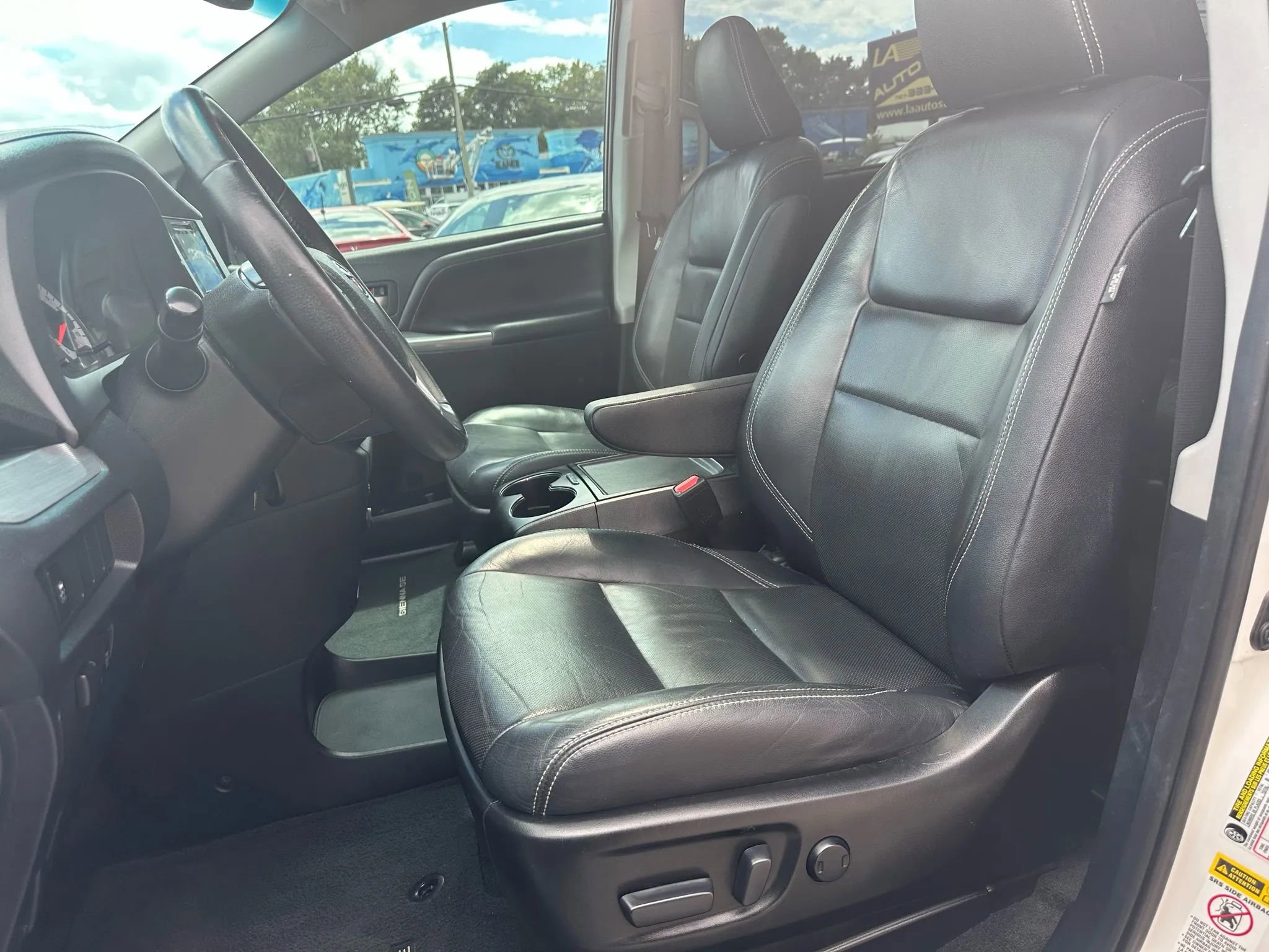 Used 2017 Toyota Sienna SE image 11