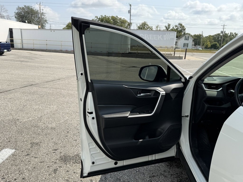 Used 2022 Toyota RAV4 XLE Premium image 12