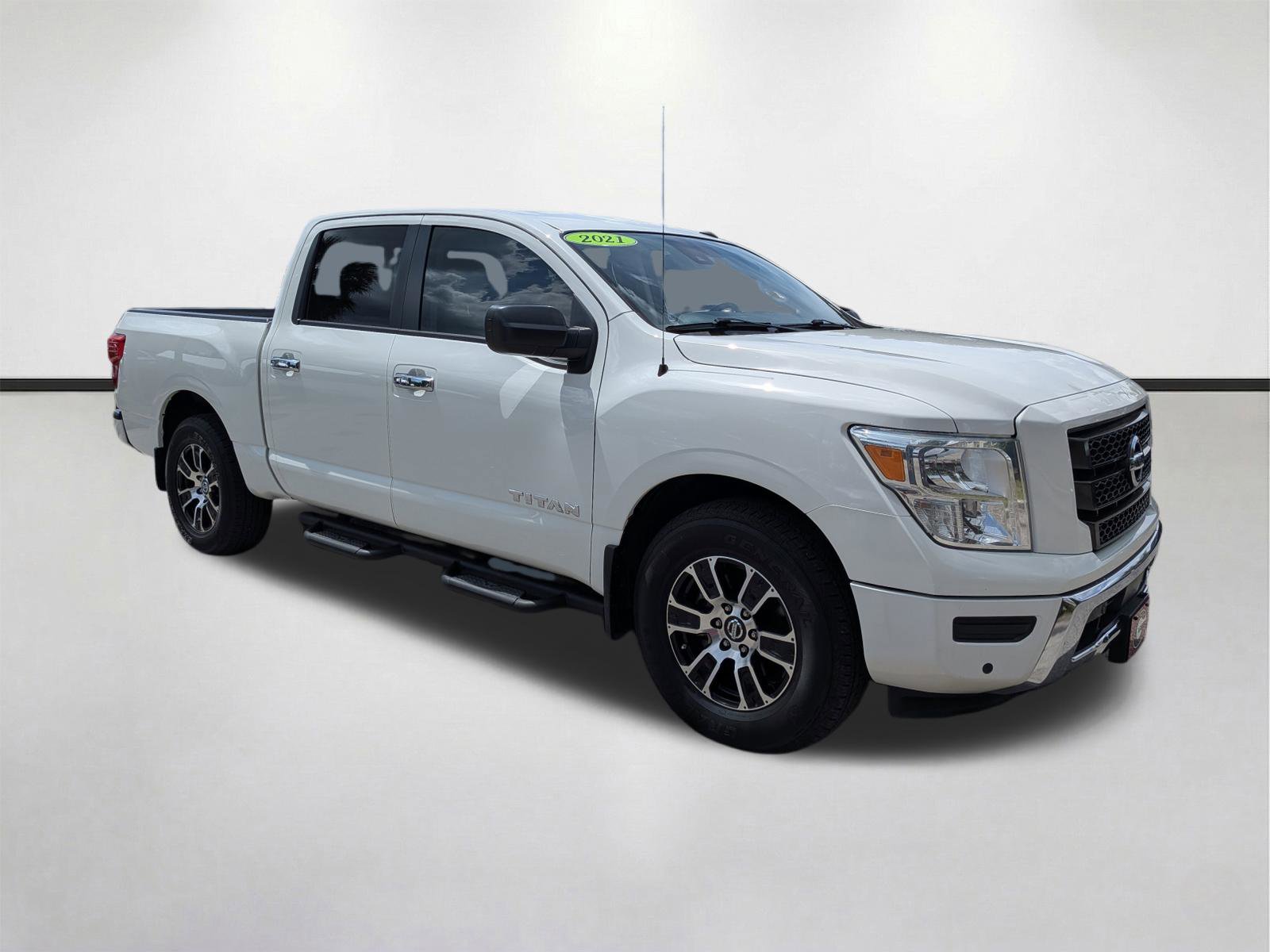 Used 2021 Nissan Titan SV w/ SV Convenience Package image 2