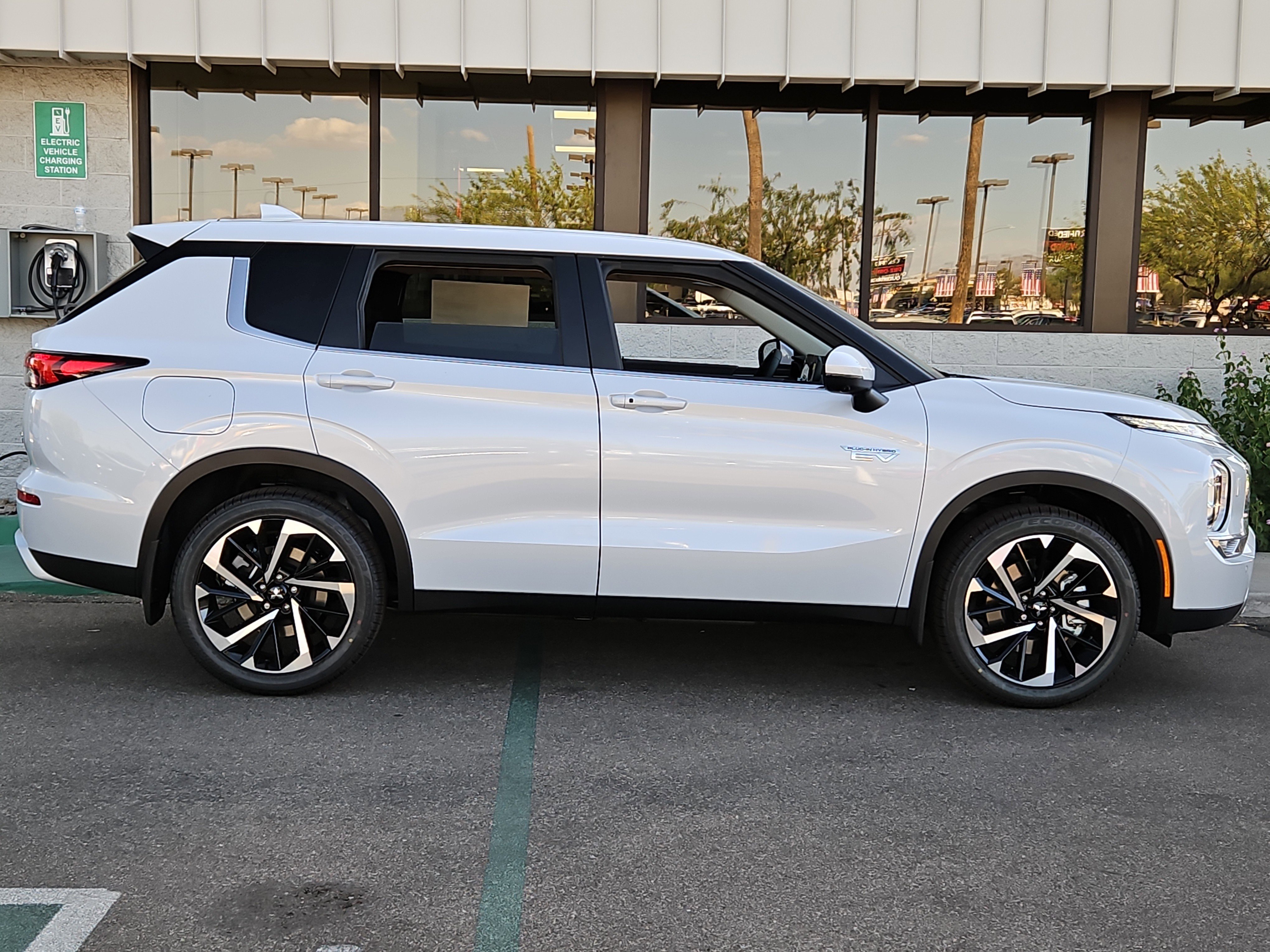New 2025 Mitsubishi Outlander SE image 5