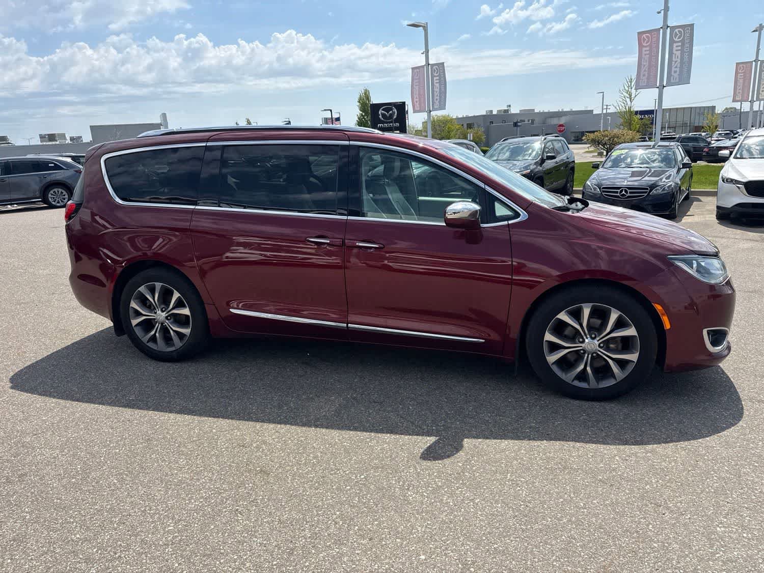 Used 2018 Chrysler Pacifica Limited w/ Tire & Wheel Group FWD image 4