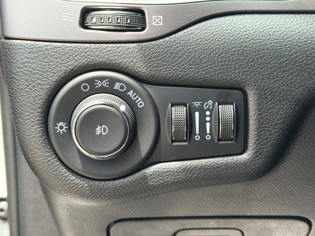 Used 2022 Jeep Cherokee Latitude Lux w/ Sun & Sound Group AWD/4WD image 32