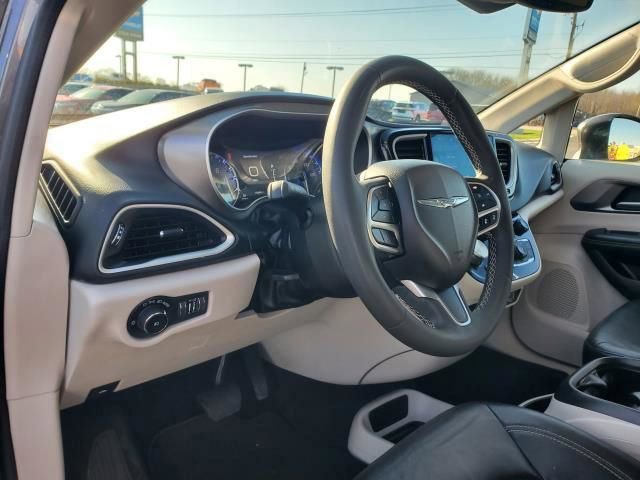 Used 2022 Chrysler Pacifica Touring-L image 20