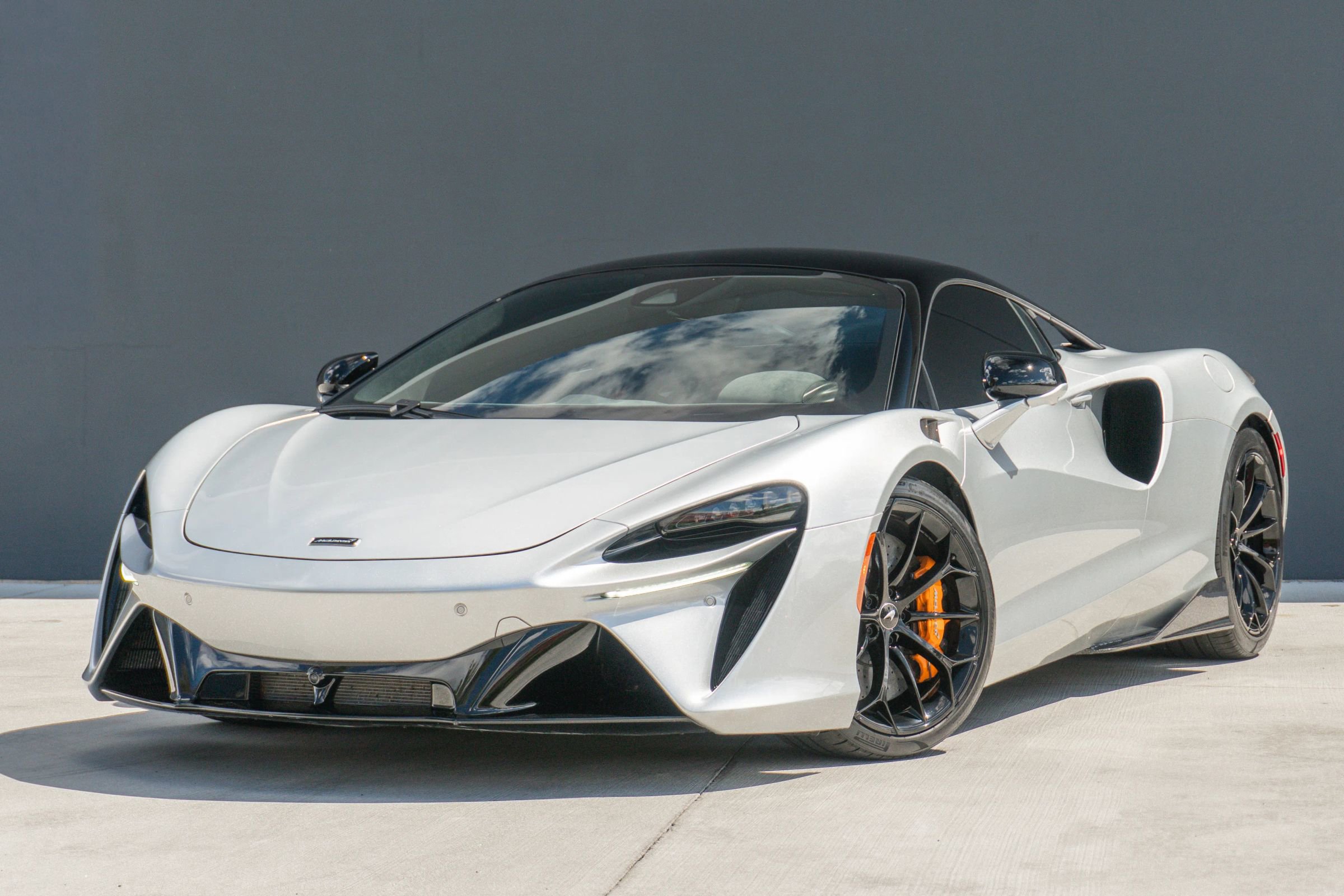 Used 2023 McLaren Artura RWD image 3
