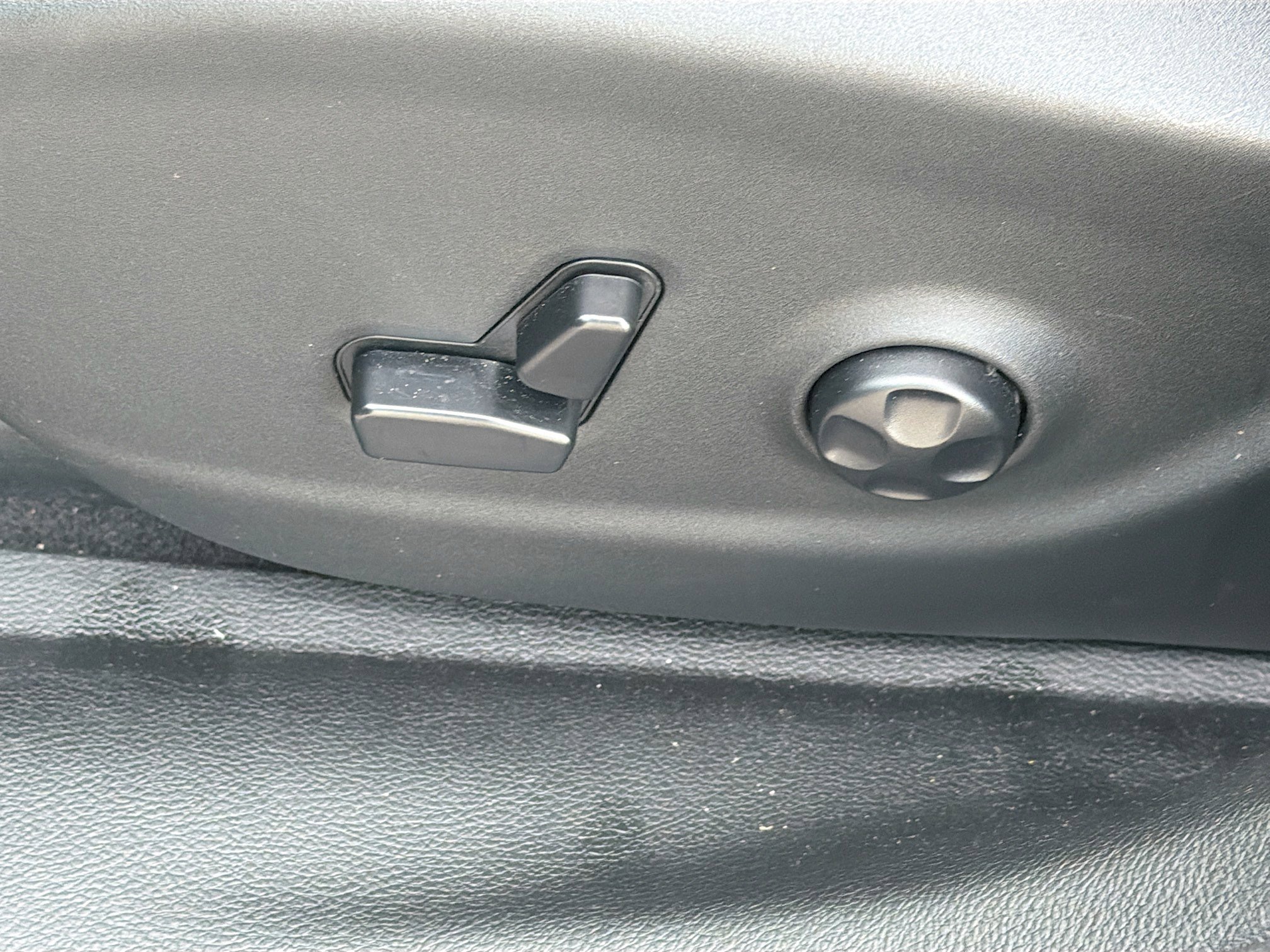 Used 2020 Jeep Cherokee Limited FWD image 24
