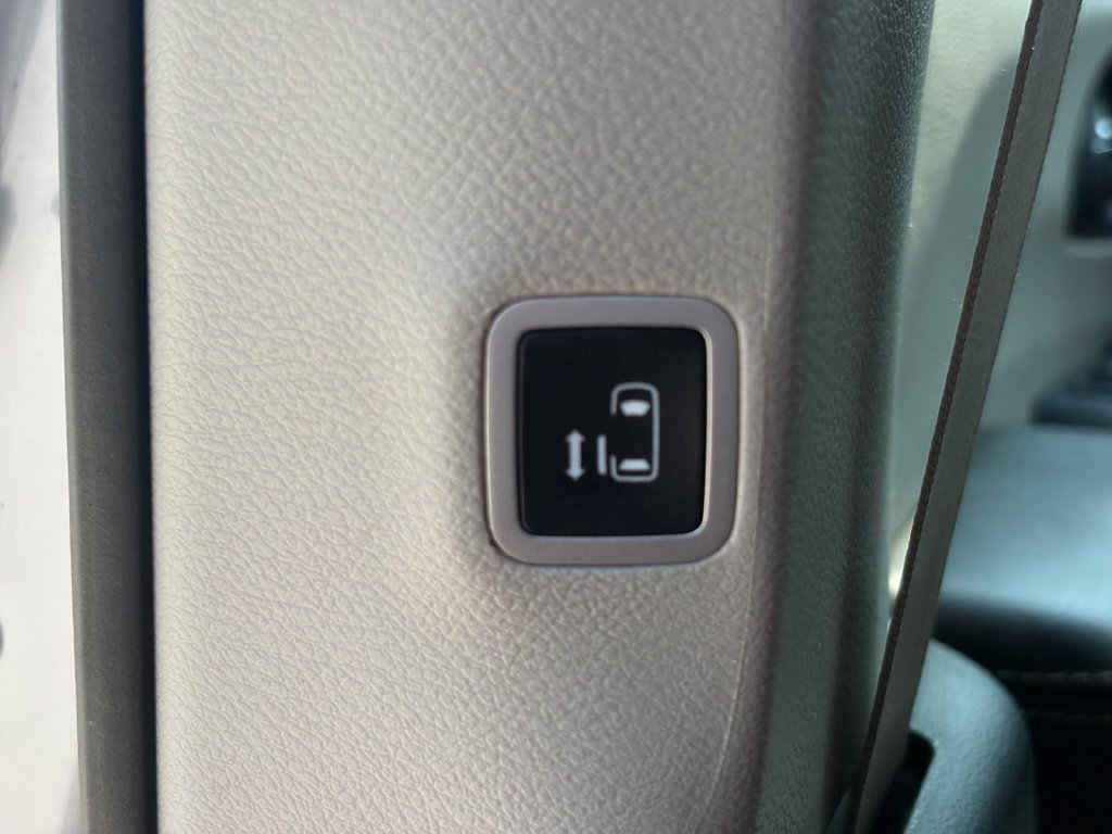Used 2023 Chrysler Pacifica Touring-L FWD image 28