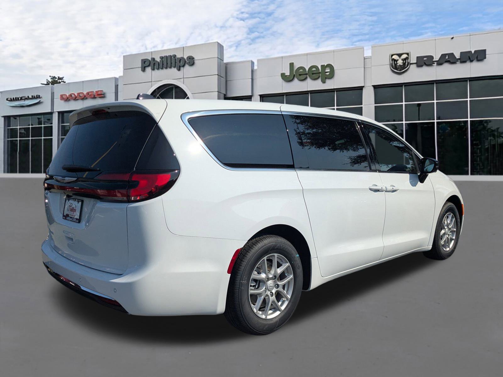 New 2026 Chrysler Pacifica Select image 3