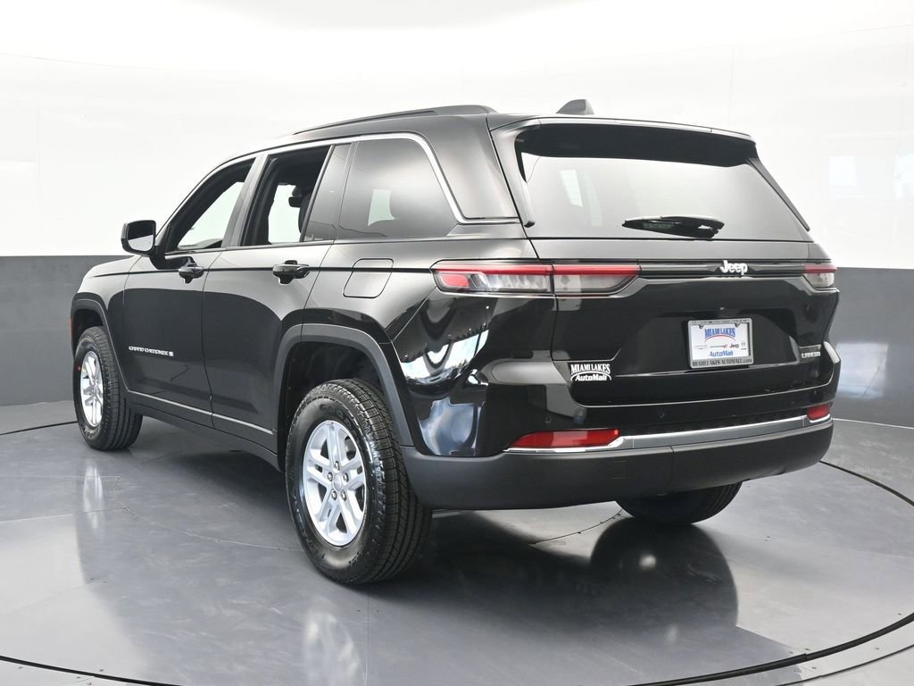 Used 2025 Jeep Grand Cherokee Laredo image 4