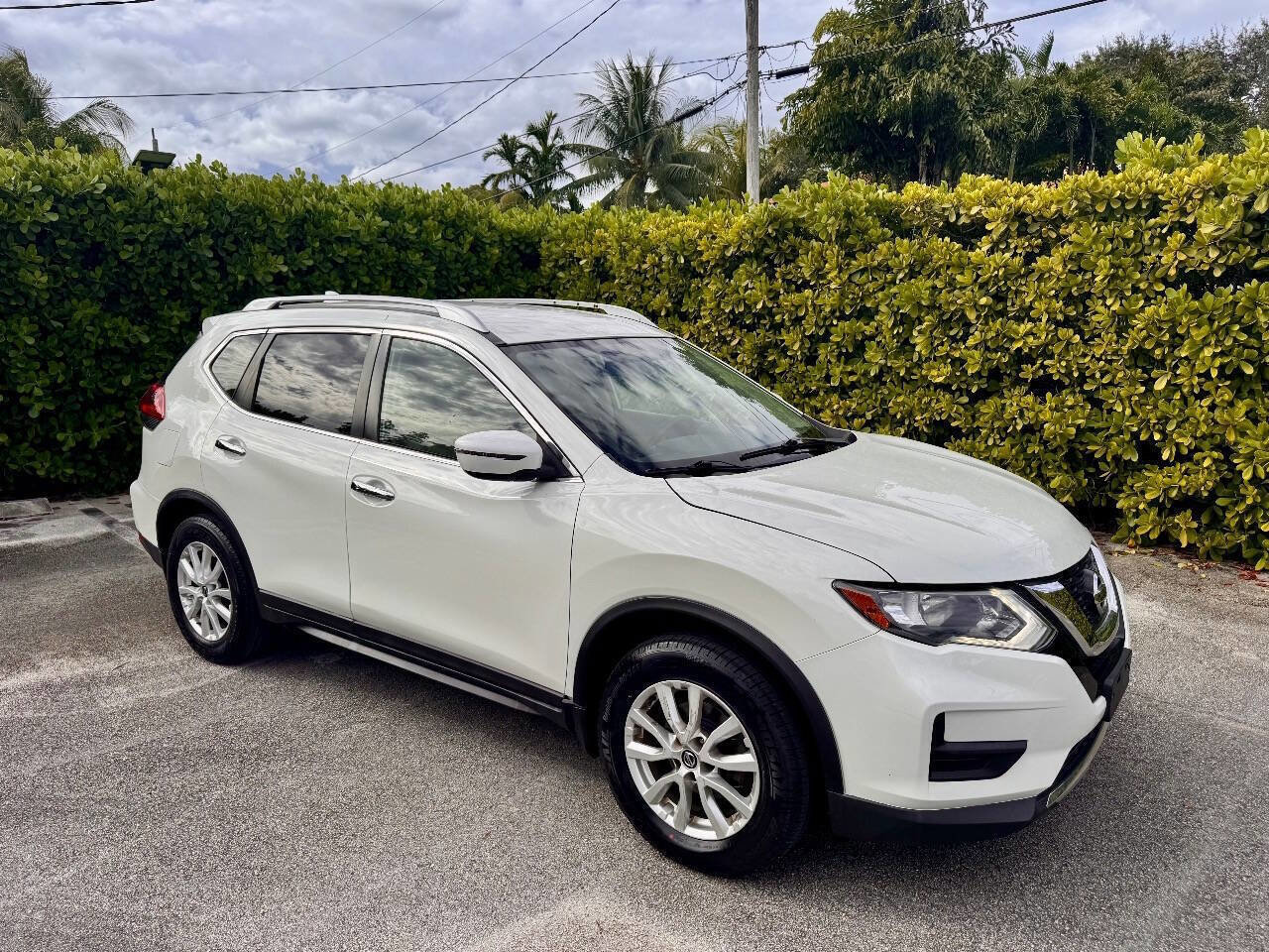 Used 2018 Nissan Rogue SV image 1