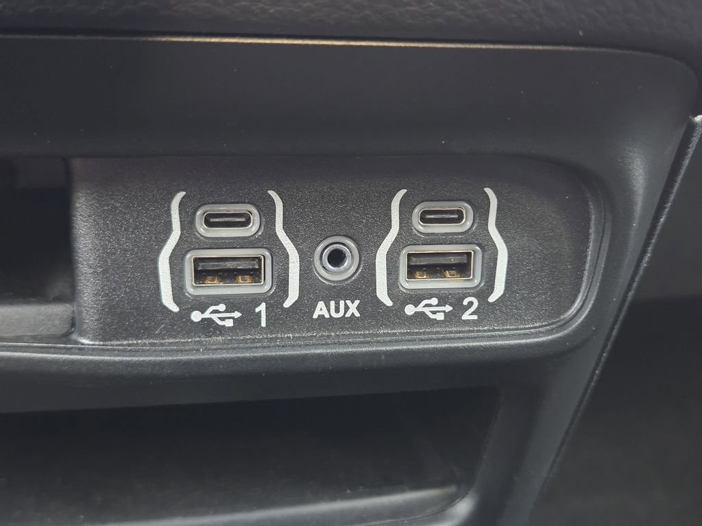 Used 2025 Chrysler Pacifica Select image 27