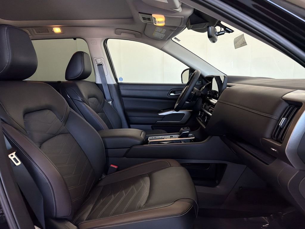 Certified 2025 Nissan Pathfinder Platinum w/ Cargo Package FWD image 22