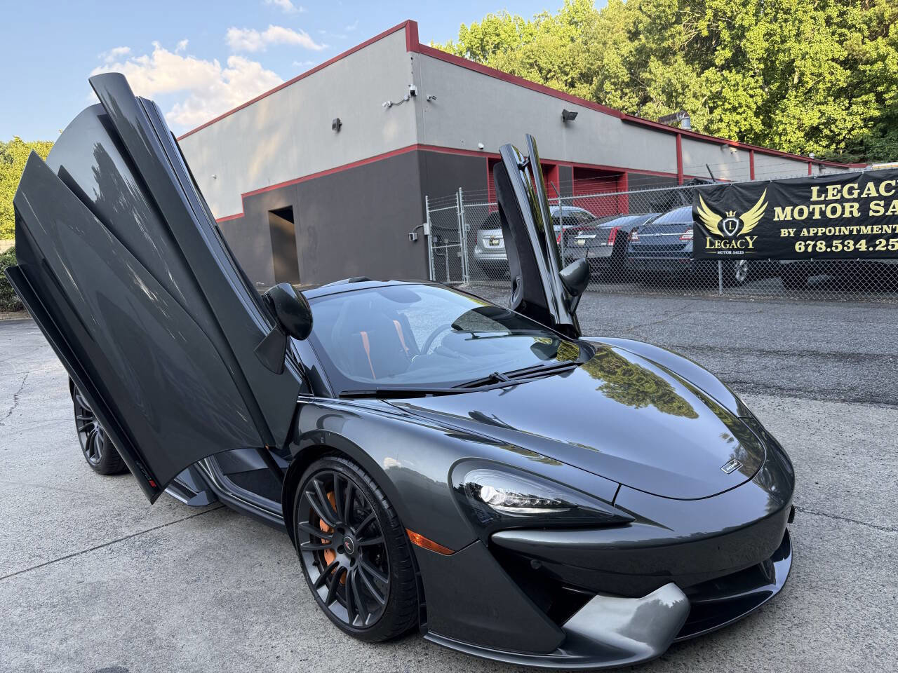 Used 2018 McLaren 570S Spider image 1