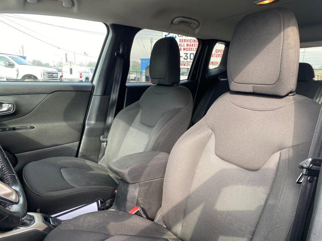 Used 2015 Jeep Renegade Latitude w/ Cold Weather Group FWD image 10