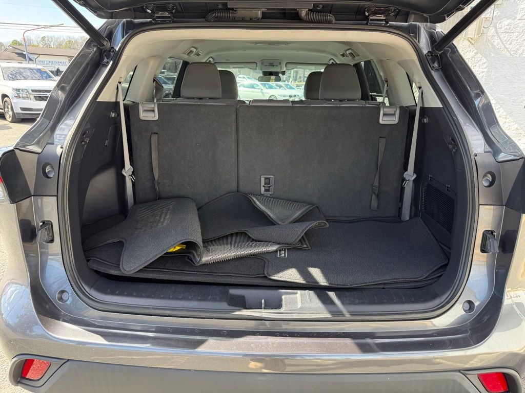 Used 2025 Toyota Highlander XLE image 6