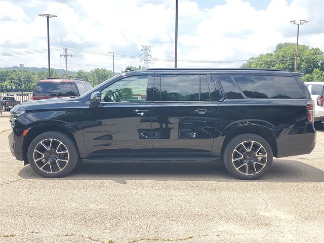 Used 2023 Chevrolet Suburban RST w/ Luxury Package image 2