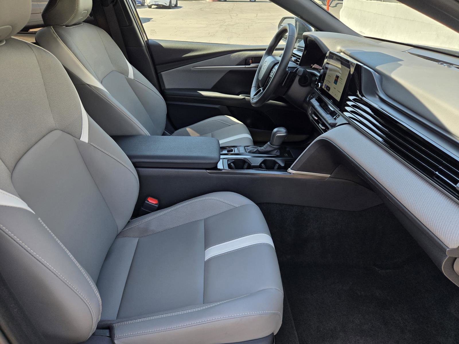 Used 2025 Toyota Camry SE w/ Convenience Package FWD image 32