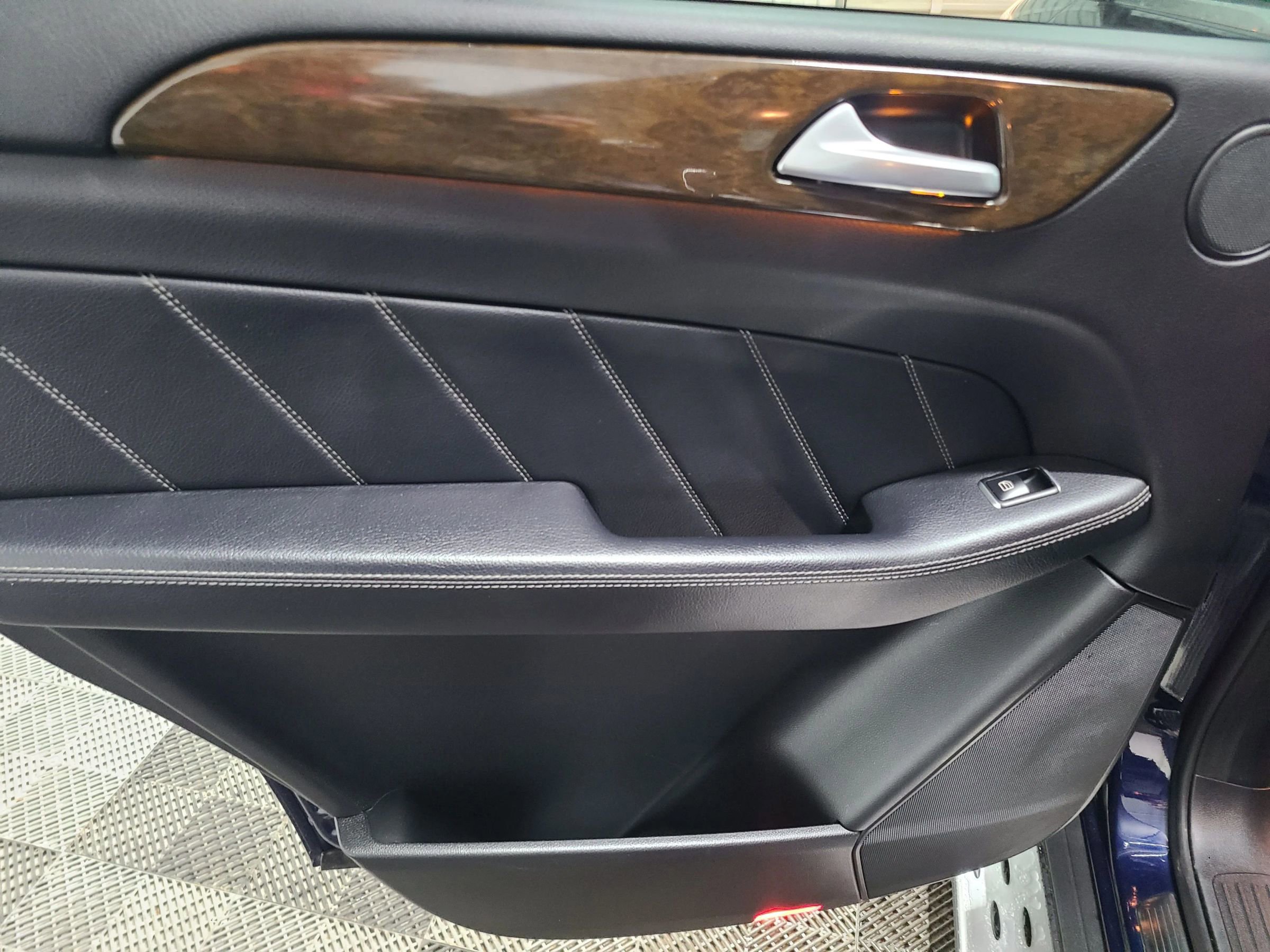 Used 2016 Mercedes-Benz GL 320 BlueTEC 4MATIC w/ Premium I Package image 38