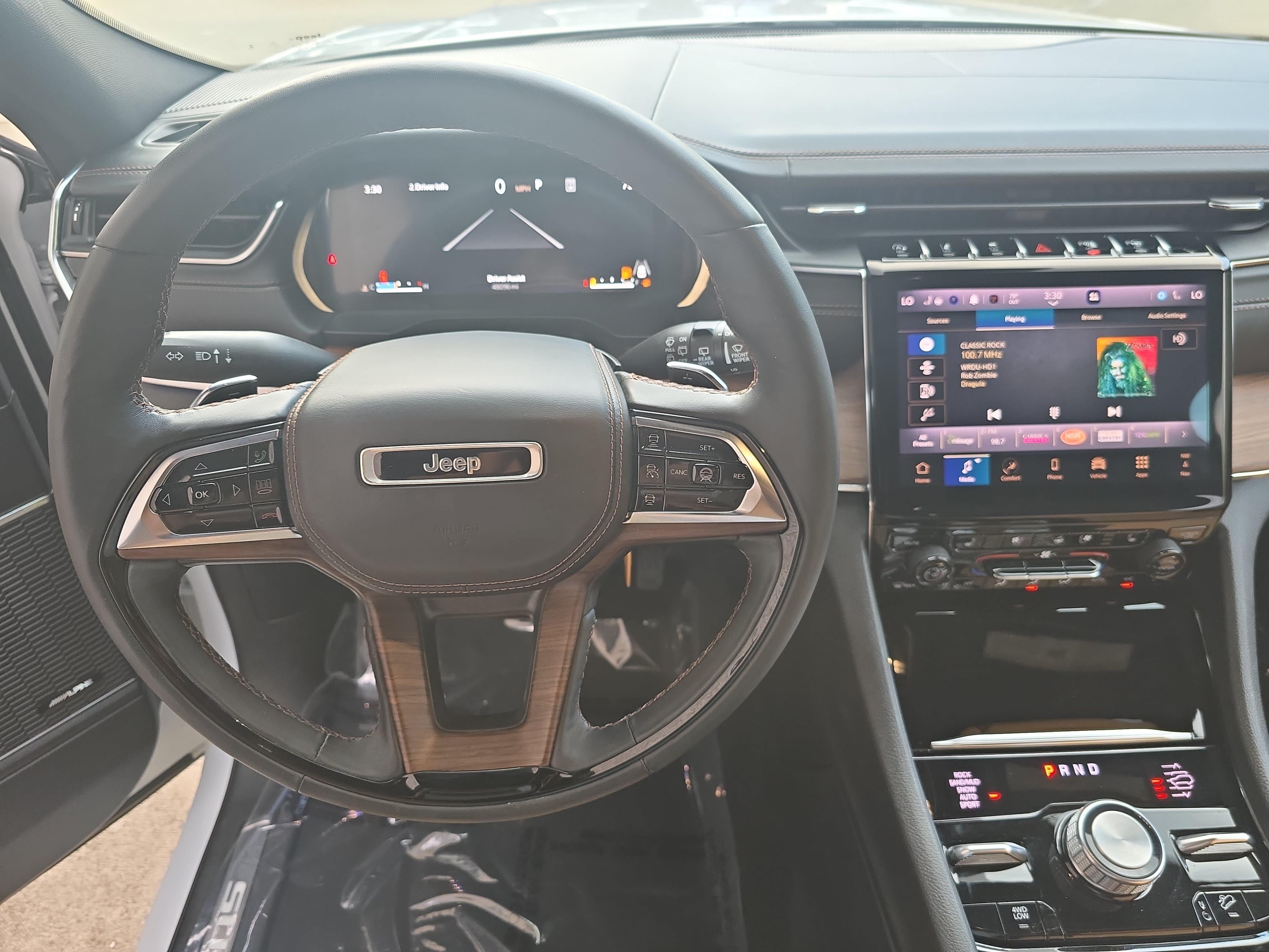 Used 2024 Jeep Grand Cherokee Summit w/ Luxury Tech Group V AWD/4WD image 16