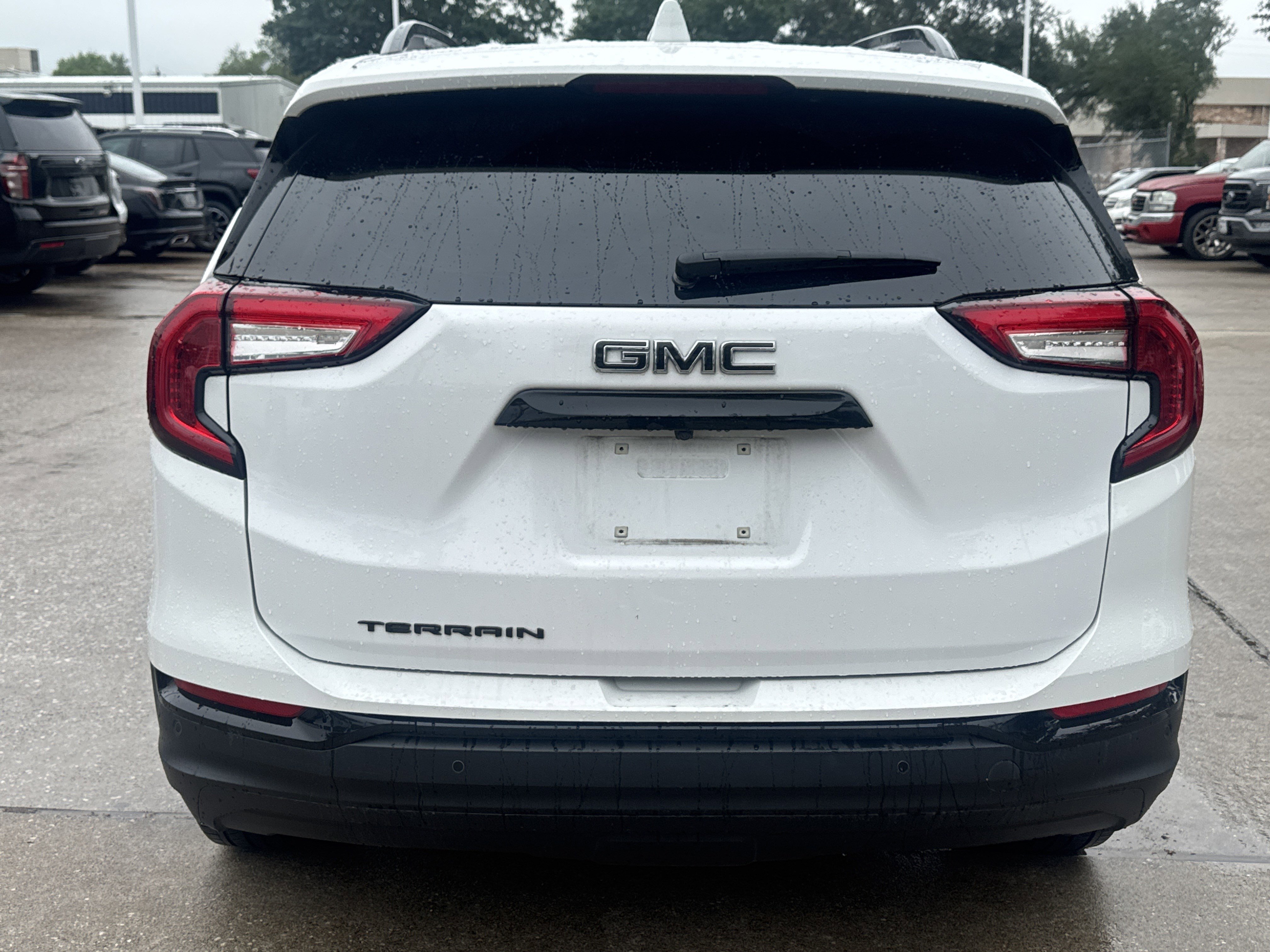 Used 2024 GMC Terrain SLE w/ Driver Convenience Package FWD image 12