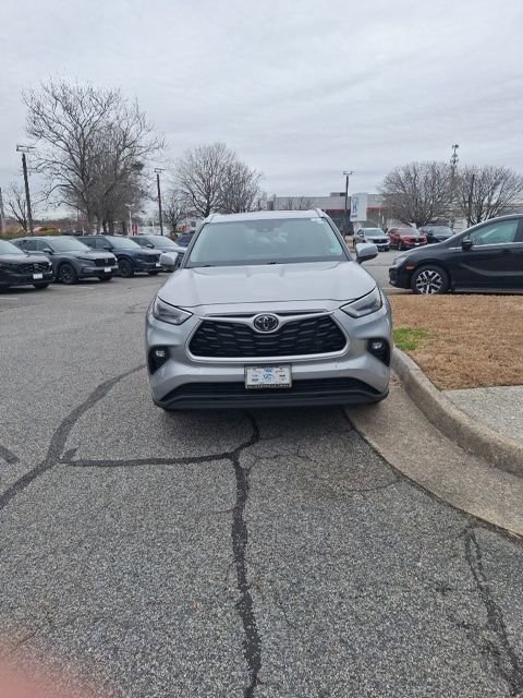 Used 2024 Toyota Highlander XLE image 2