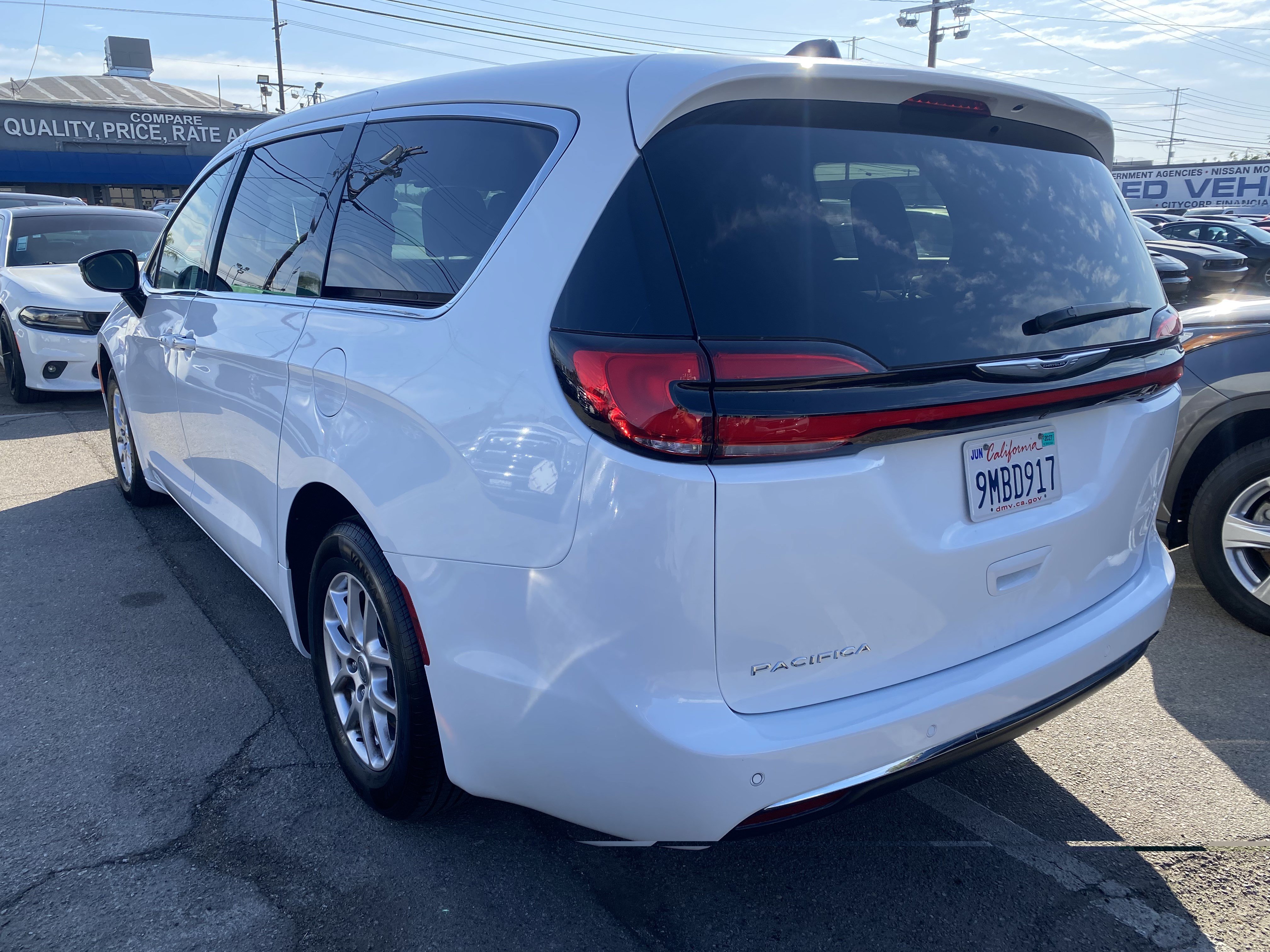 Used 2024 Chrysler Pacifica Touring FWD image 12