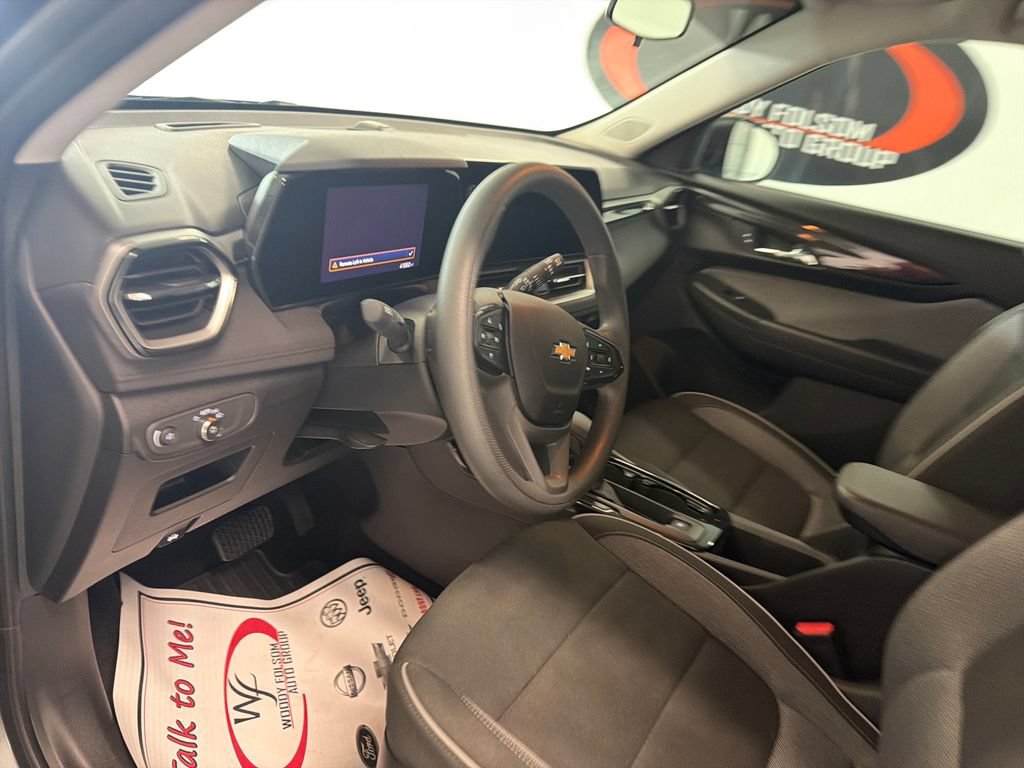 Used 2025 Chevrolet TrailBlazer LS w/ LS Convenience Package FWD image 12