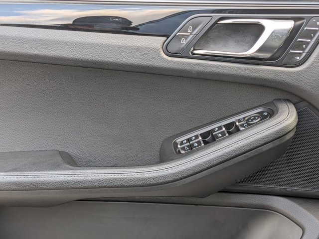 Certified 2025 Porsche Macan AWD/4WD image 13