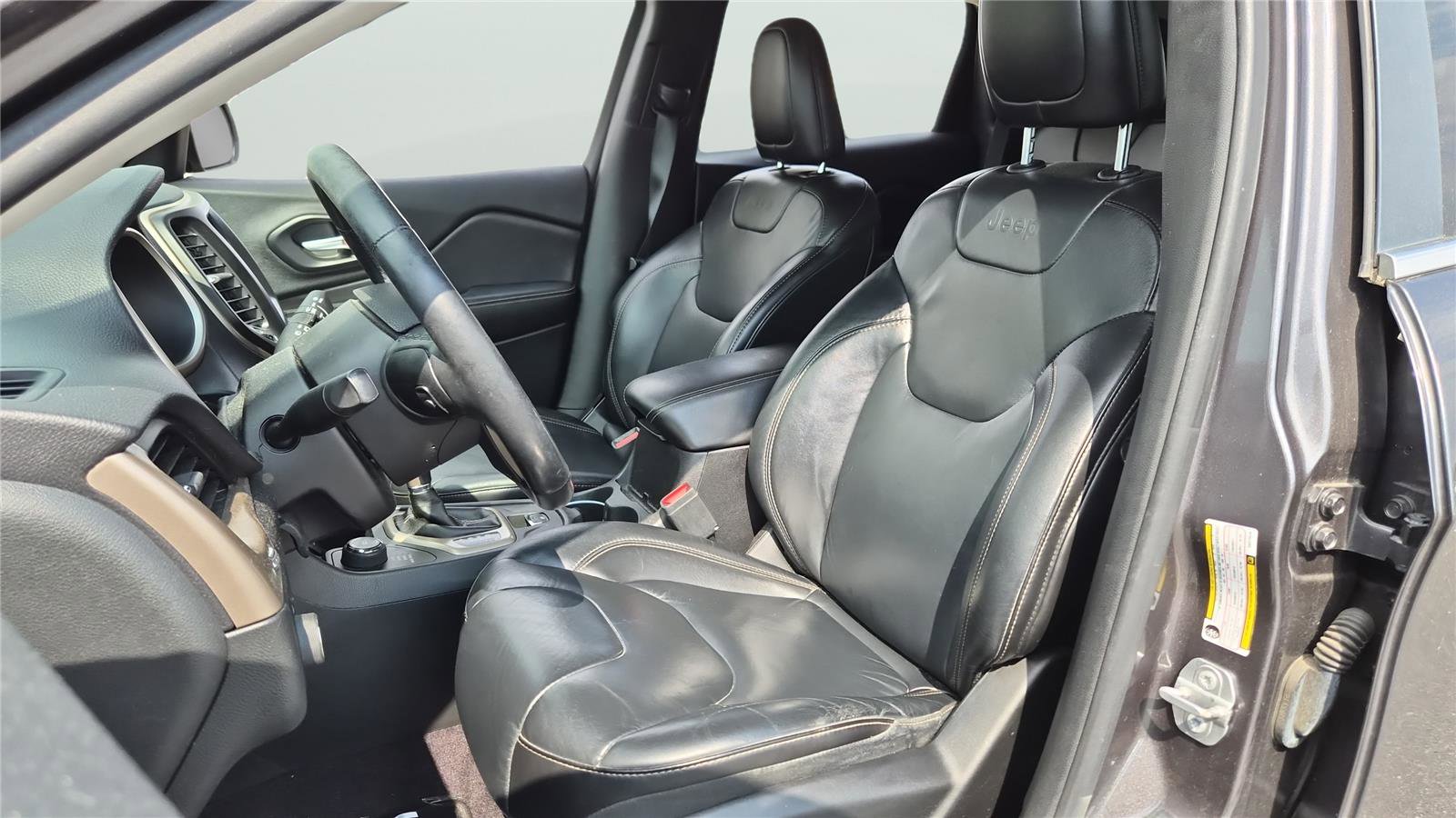 Used 2016 Jeep Cherokee Limited AWD/4WD image 10