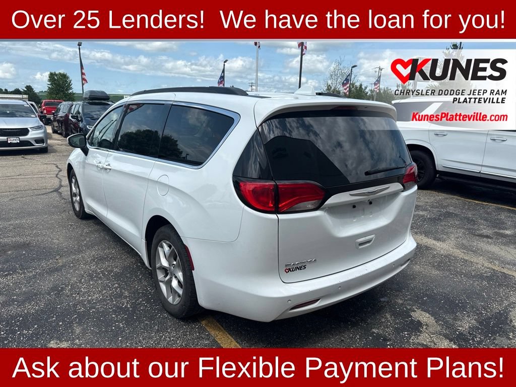 Used 2018 Chrysler Pacifica Touring w/ Tire & Wheel Group FWD image 7