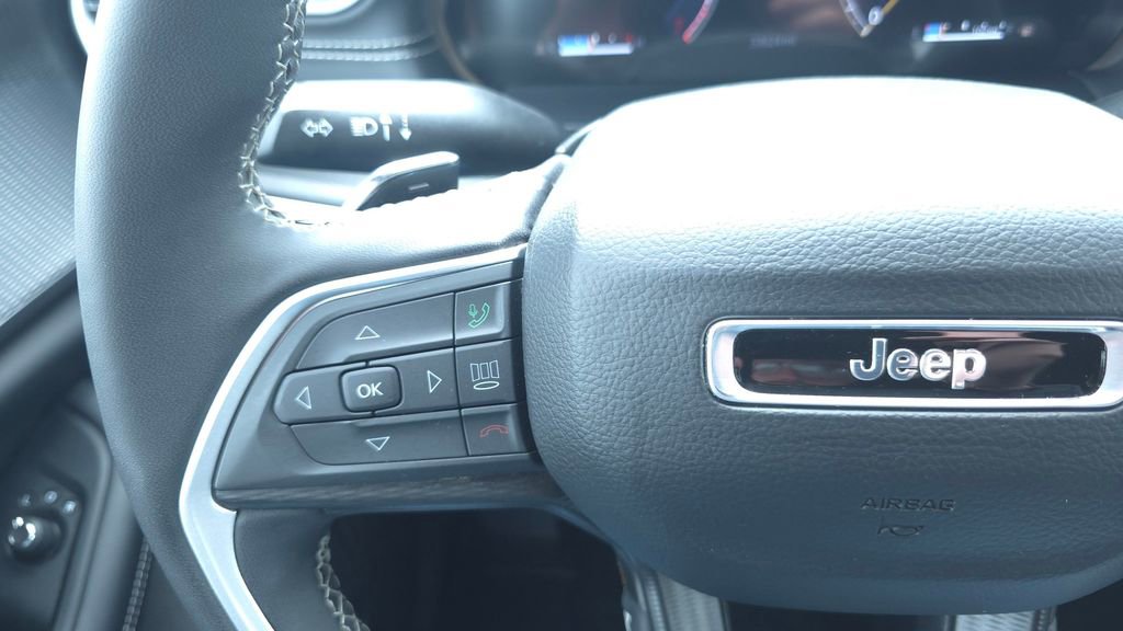 Used 2025 Jeep Grand Cherokee Altitude AWD/4WD image 29