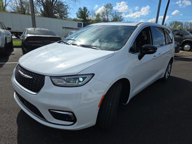 Used 2025 Chrysler Pacifica Select w/ Uconnect Theater Family Group image 17