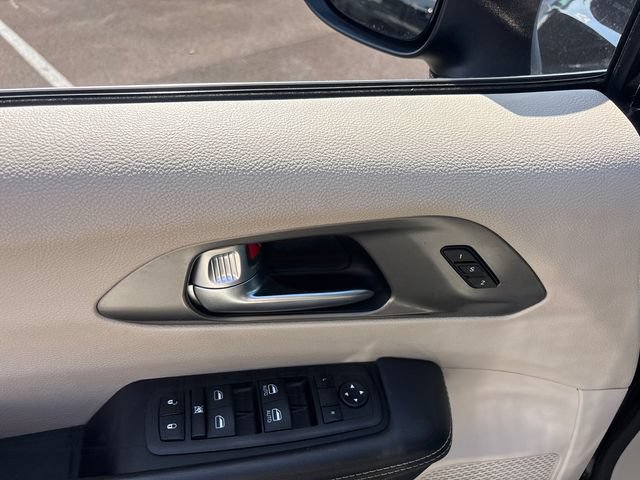 Used 2023 Chrysler Pacifica Touring-L FWD image 15
