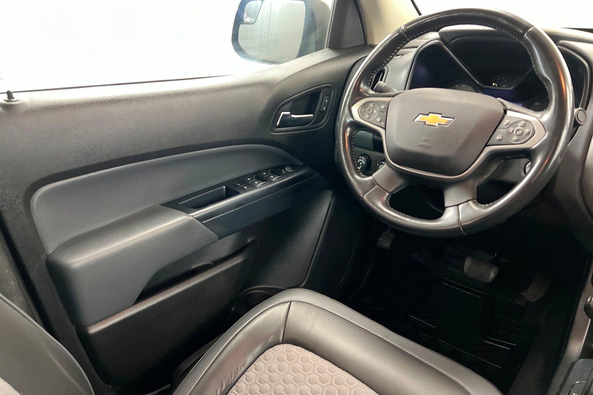 Used 2021 Chevrolet Colorado Z71 w/ Safety Package AWD/4WD image 12