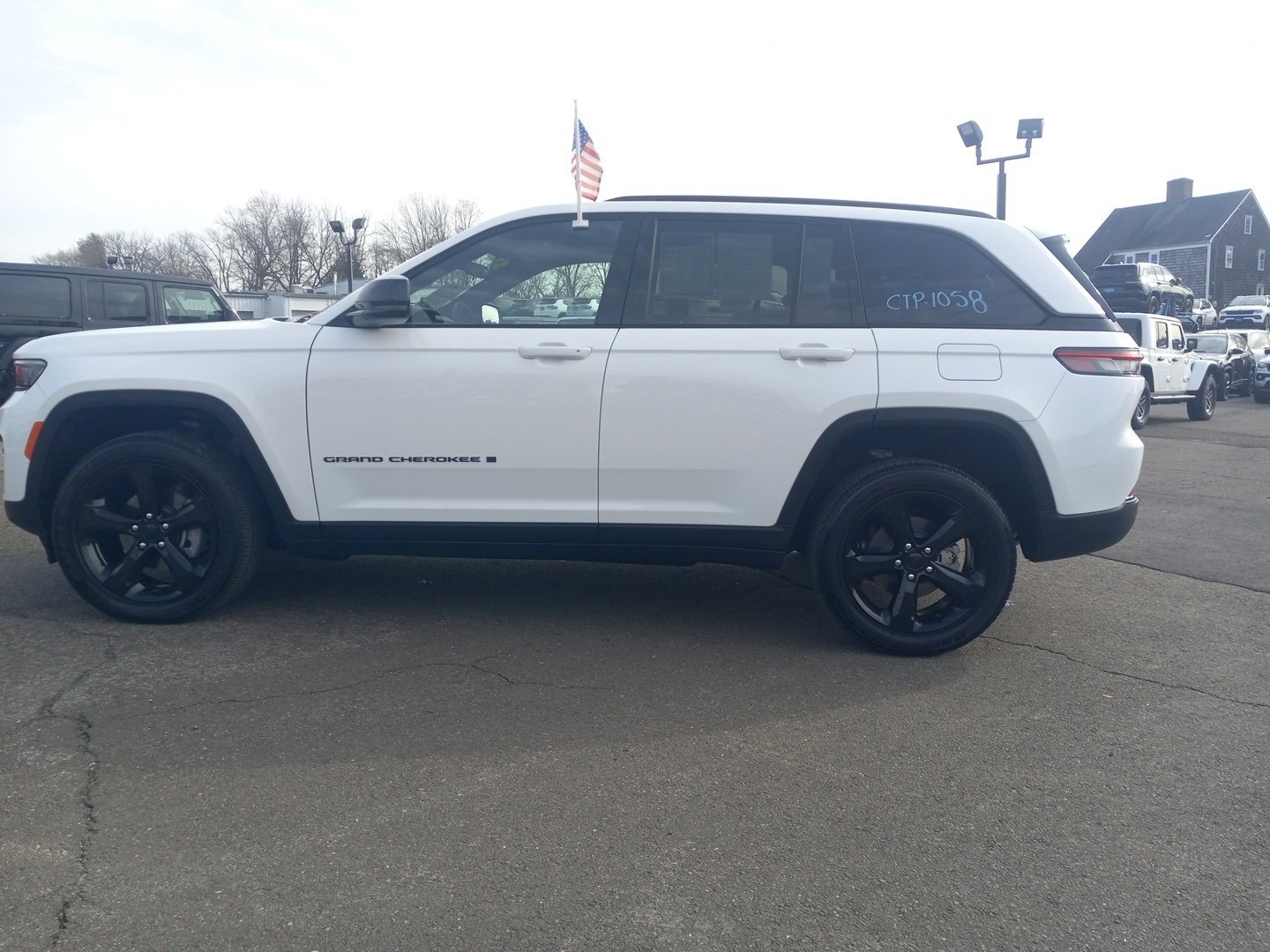 Used 2025 Jeep Grand Cherokee Altitude image 3
