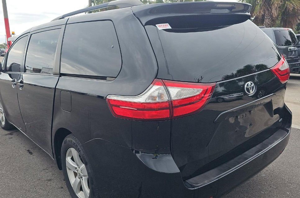 Used 2017 Toyota Sienna LE image 10