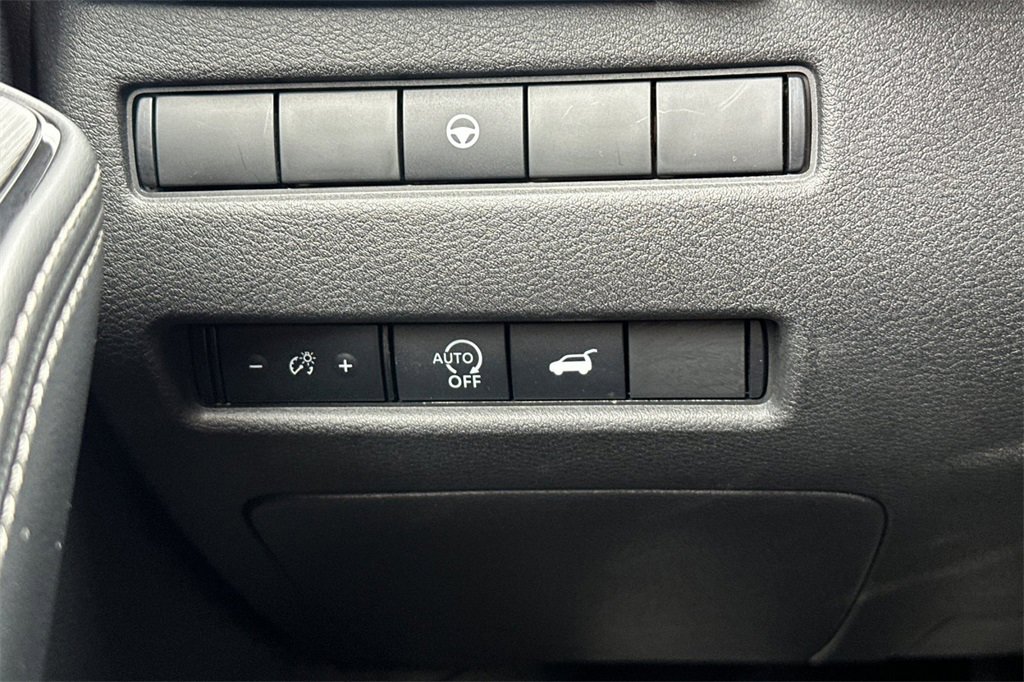 Used 2025 Nissan Rogue SL image 32