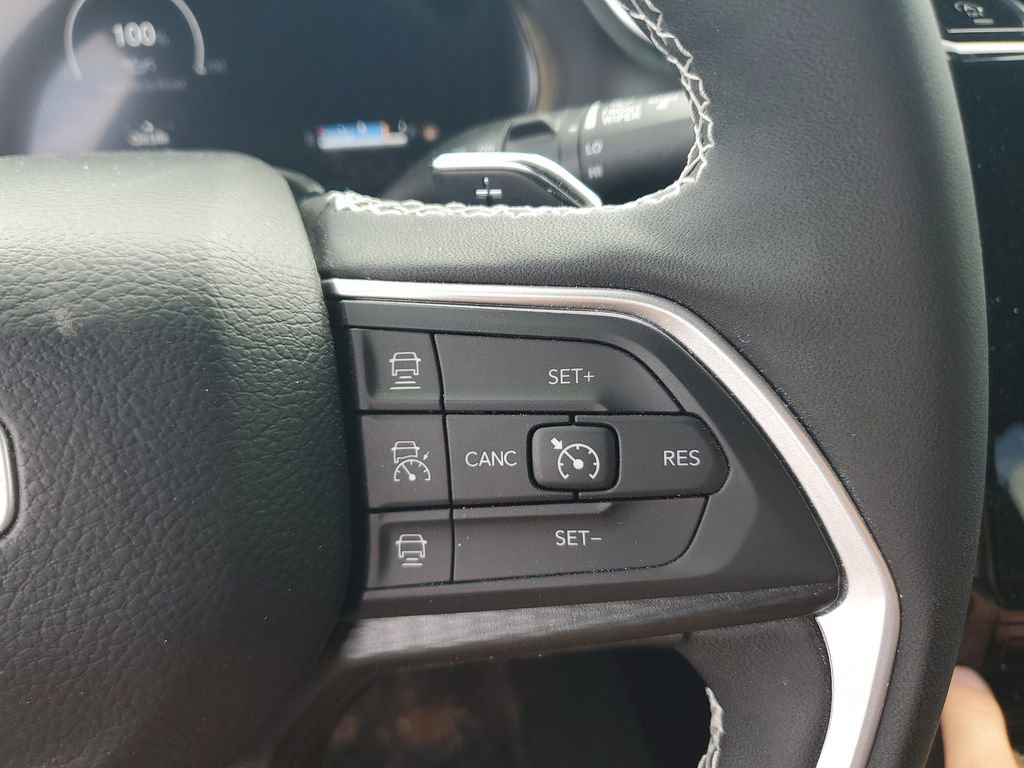 Used 2025 Jeep Grand Cherokee Altitude RWD image 20