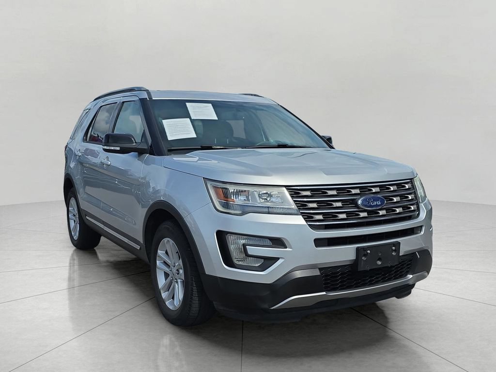 Used 2016 Ford Explorer XLT w/ Equipment Group 201A FWD image 2