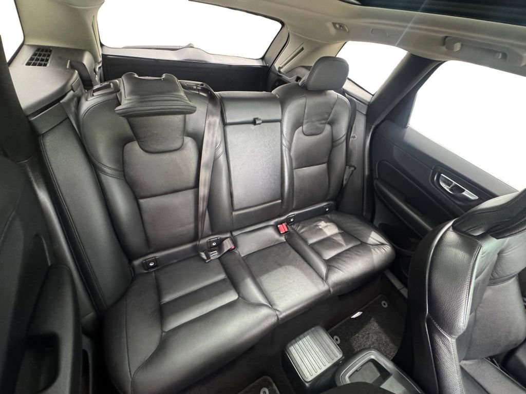 Used 2023 Volvo XC60 T8 Plus image 17
