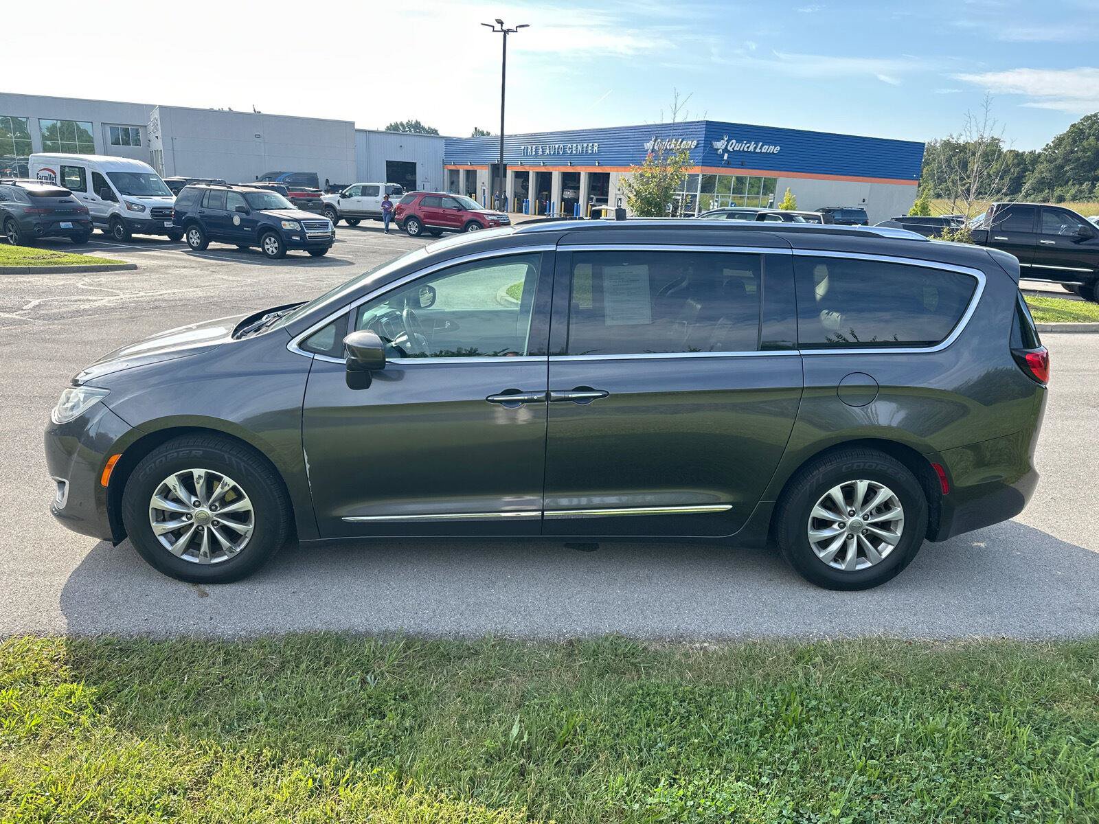 Used 2019 Chrysler Pacifica Touring-L FWD image 10