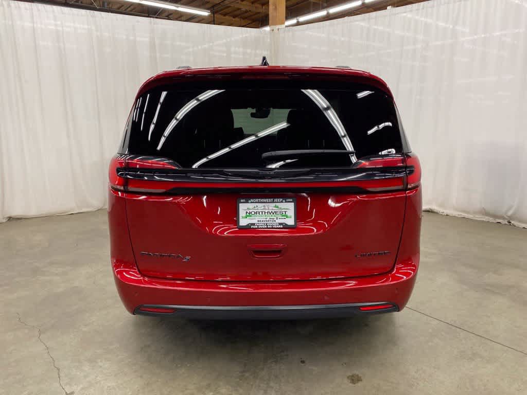 Used 2025 Chrysler Pacifica Limited FWD image 5