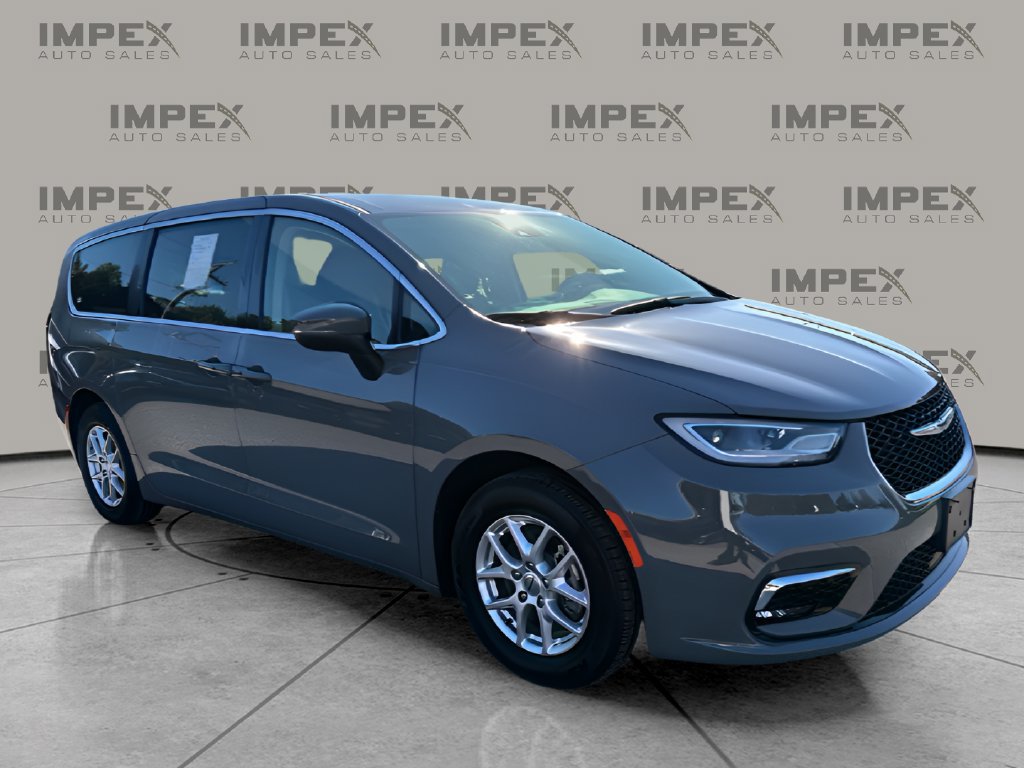 Used 2023 Chrysler Pacifica Touring-L FWD image 7