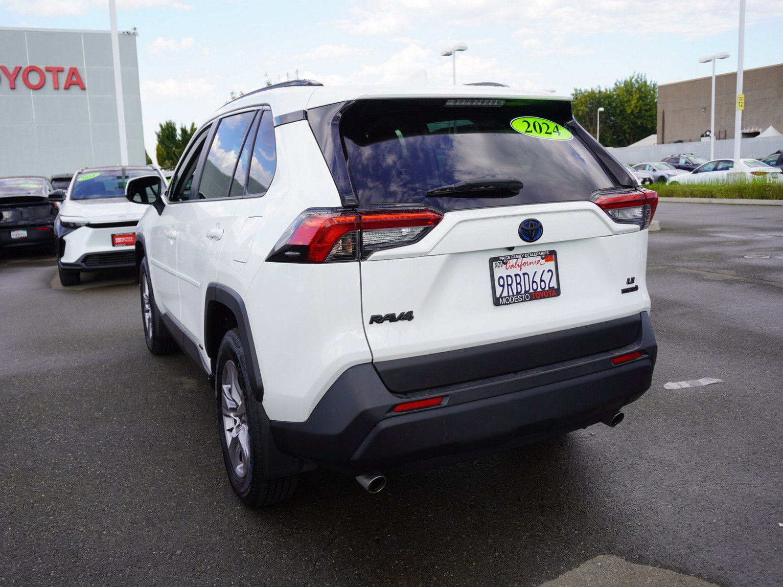 Used 2024 Toyota RAV4 LE AWD/4WD image 9