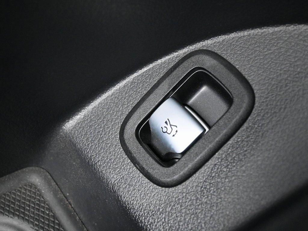 Used 2024 Mercedes-Benz GLC 300 4MATIC image 21