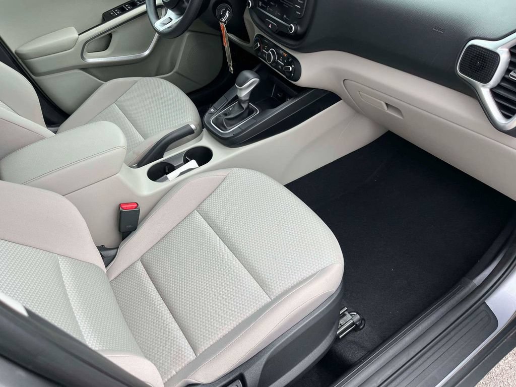 Used 2025 Kia Soul LX w/ LX Technology Package FWD image 11