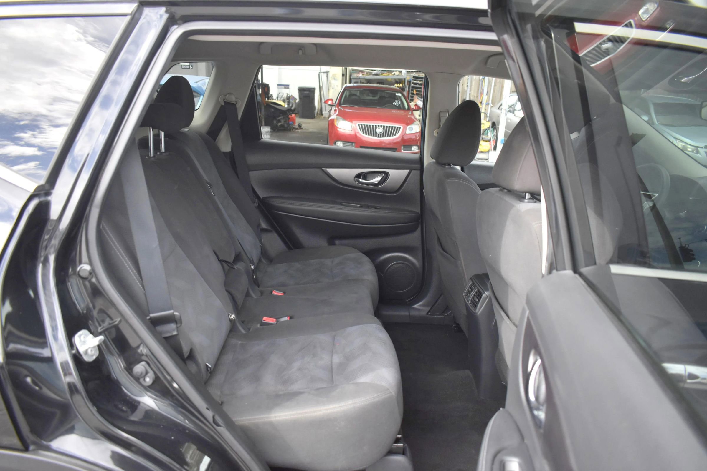 Used 2016 Nissan Rogue SV image 15