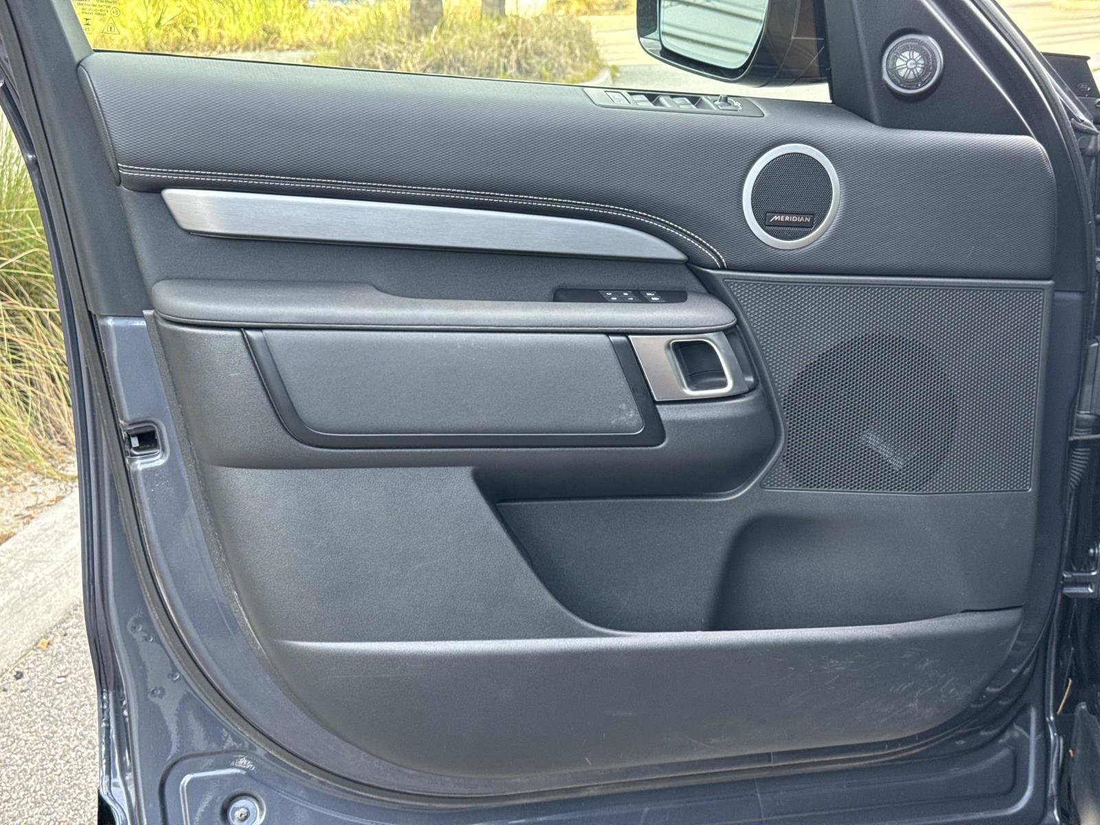 Used 2024 Land Rover Discovery Dynamic SE image 19