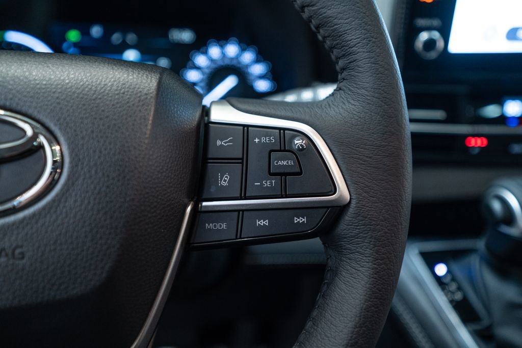 Used 2025 Toyota Sienna XLE AWD/4WD image 20
